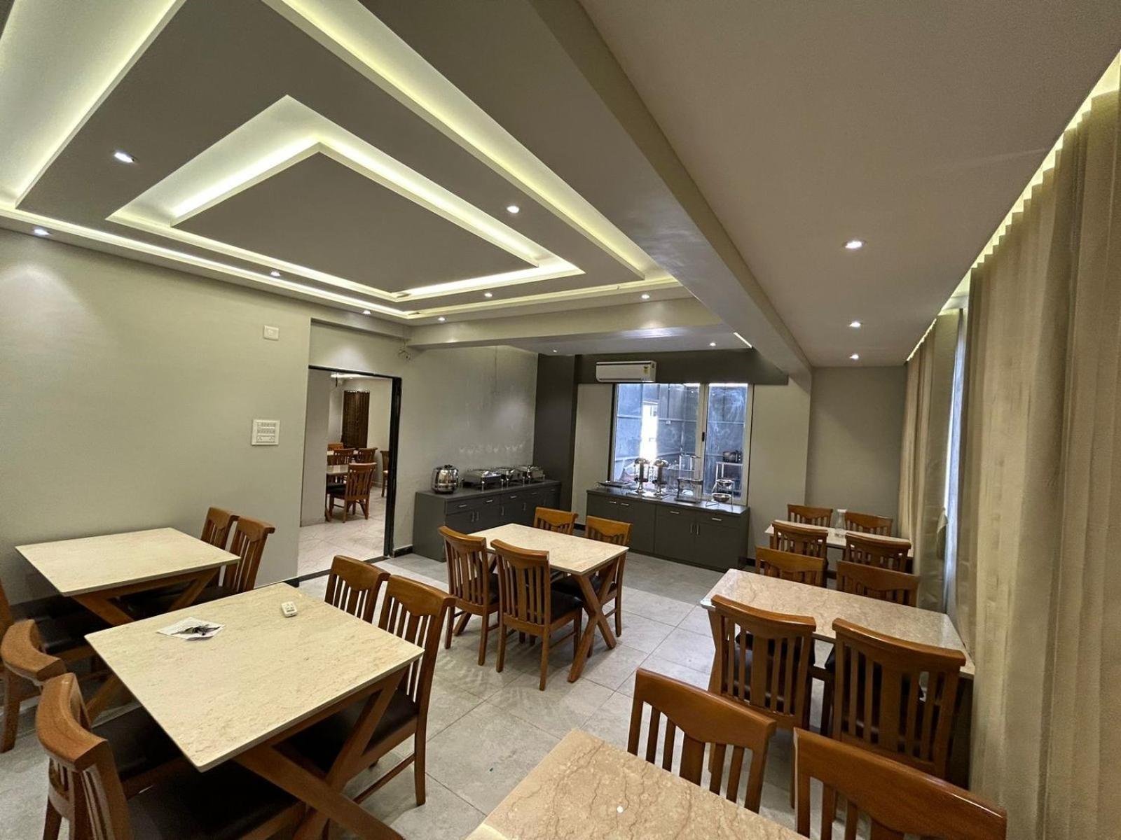 Hotel Holiday Icon Dwārka Dış mekan fotoğraf
